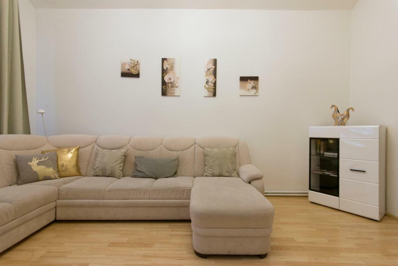 Spacious apartment near Wenceslas Square Praga Exterior foto